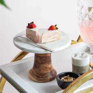 Support à gâteau de luxe en marbre blanc avec base en bois d'acacia, vaisselle pour fêtes, événements et service à domicile de gâteaux, cupcakes et apéritifs - Product Image 1