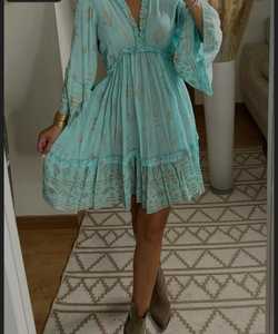 เดรสมินิสไตล์เอลเลียตของผู้หญิงสีฟ้าอ่อนพร้อม100% คอตตอนสีทองพิมพ์ลายดอกไม้คอวีเป็นมิตรต่อสิ่งแวดล้อมสำหรับสวมใส่ไปงานปาร์ตี้แบบลำลอง - Product Image 2