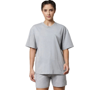 Ensemble deux pièces pour femmes, t-shirt noir surdimensionné avec imprimé abstrait coloré et short cargo noir, ensemble décontracté streetwear - Product Image 1