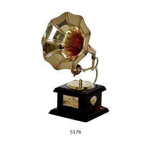 Gramophone musical vintage factice miniature décorative en laiton antique pour la décoration de la maison et le cadeau d'anniversaire - Product Image 1