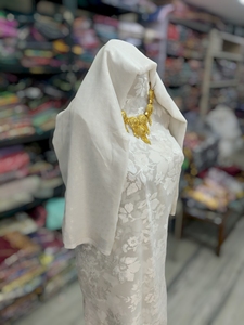 Robe de mariée somalienne de luxe blanche avec tissu en velours jacquard floral |   Motif de dentelle élégant - Product Image 2