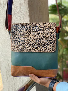 Sac à main en cuir véritable recyclé fait à la main, sac à cheveux en fourrure, sac à bandoulière multicolore élégant pour femmes - Product Image 2