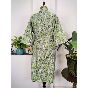 Kimono d'été imprimé à la main, motif floral bohème et papillons, en pur coton, style indien, vert-gris, pour la plage ou comme tenue de bain. - Product Image 6