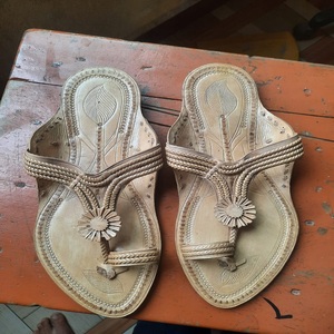 Zapatilla de cuero auténtico 100% hecha a mano personalizada, tela de gasa para calzado de reventa en tiendas de calzado - Product Image 3