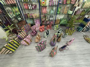 Sac à main élégant et pratique en nylon recyclé, coloré, tissé à rayures, compact, léger, écologique, réutilisable pour les courses au supermarché - Product Image 4