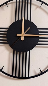 Reloj de pared de metal negro redondo de moda con marco minimalista elegante Ideal para casas modernas Apartamentos Dormitorios Oficinas y cocinas - Product Image 3