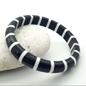 Brazalete de resina hecho a mano de alta moda diseñado a medida con aleación como material principal - Product Image 1