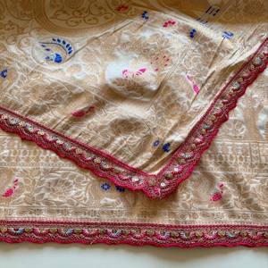 Sari VASTRA COTTAGE de Seda Dola Pura con Tejido Jacquard Zari, Borde Meenakari, Pallu Rico Teñido a Mano con Blusa en Contraste - Product Image 4