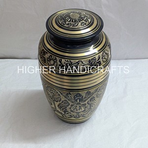 Urne funéraire en laiton pour adultes pour cendres noire avec gravure dorée Urne funéraire artisanale Fournisseur en gros - Product Image 2