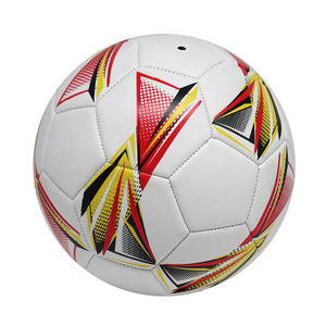 Ballon de football officiel taille 5 en cuir PU avec logo personnalisé, cousu à la machine, matériaux en caoutchouc TPU pour une performance accrue - Product Image 3