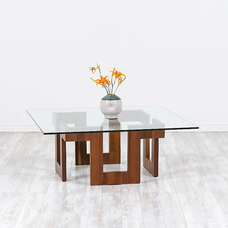 इनडोर के लिए ग्लास टॉप और अखरोट फिनिश के साथ ठोस सागौन की लकड़ी से बनी मोआना आधुनिक स्क्वायर कॉफी टेबल।