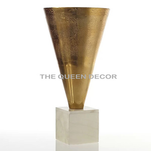 Presentación de elegante florero chapado en oro de forma redonda de metal de aluminio jarrones de calidad superior hechos a mano acento para el hogar - Product Image 3