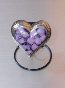 Mini urna de corazón de recuerdo de latón para cenizas funerarias humanas Urnas de crematorio de corazón de diseño clásico con soporte de exhibición - Product Image 6