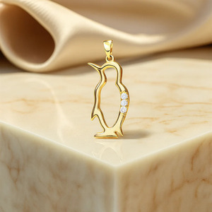 Pendentif pingouin en or massif 14 carats avec diamant naturel. - Product Image 1