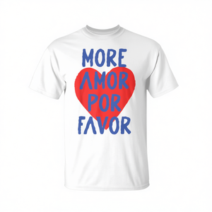 T-Shirt con Simpatico Citazione d'Amore in Spagnolo 'Más Amor Por Favor' con Cuore Rosso, Prodotto Promozionale - Product Image 2