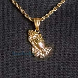 BUEBELLA JEWELS Vente chaude Pendentif main priante en argent 925 pour hommes Collier plaqué or 18 carats avec pendentifs et breloques en moissanite - Product Image 1