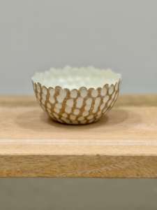 Bol de cire en fer lavé blanc fabriqué à la main avec conteneur de bougie décorative à bord festonné pour un style de maison minimal - Product Image 6