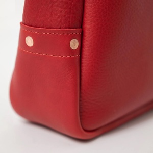 Sacs à main fourre-tout en cuir véritable avec logo personnalisé OEM en PU de grande capacité pour les voyages d'été en plein air - Product Image 6