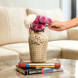 Vase à fleurs en métal artisanal avec ton or antique et finition polie, parfait pour la décoration de centre de table - Product Image 2