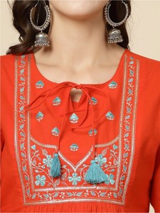 Más vendidos Étnico Bordado Tie-Up Cuello Campana Mangas Reunidos Algodón Casual Top Wear Mujer Ligero algodón Kurti - Product Image 5