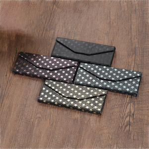 Étui à lunettes simple <span class=keywords><strong>en</strong></span> forme de plume bleue pour hommes et femmes, boîte à lunettes de <span class=keywords><strong>lecture</strong></span> triangulaire, boîte de rangement pour lunettes de soleil avec logo personnalisé - Product Image 2