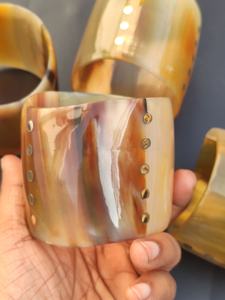 Bracelets en corne naturelle larges, polis, faits à la main, écologiques, style animal, taille personnalisée, femmes, modernes, de haute qualité, durables, tendance - Product Image 6