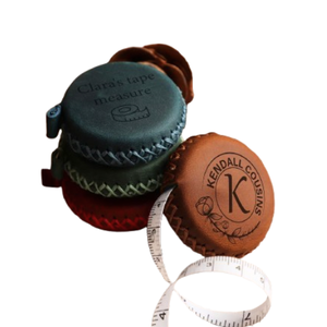 Ruban à mesurer en cuir personnalisé, fait main, mini outil de mesure de poche, étui, cadeau pour tailleur, accessoire de couture, personnalisé - Product Image 1