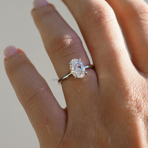 Bague de fiançailles en diamant moissanite de taille ovale de 1.51 ct avec une forme allongée de style glace pilée et une élégance classique - Product Image 4