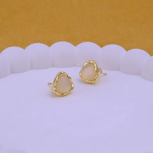 ต่างหูทรงสามเหลี่ยมประดับพลอยคาลซิโดนีสีขาวยอดนิยมของผู้หญิงเครื่องประดับทองเหลืองชุบทองทำด้วยมือขายส่ง - Product Image 5