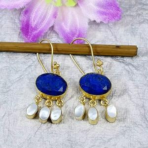 Boucles d'oreilles pendantes en lapis-lazuli et nacre faites à la main avec réglage en laiton plaqué or bijoux artisanaux en pierres précieuses pour femmes - Product Image 2