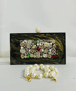 Magnifique pochette en résine pour femmes avec un design élégant de haute qualité et luxueux, parfait pour les rassemblements et les événements formels - Product Image 4