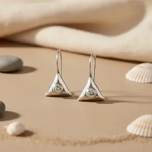 Pendientes de Botón Triangulares de Plata 925 Chapados en Oro de 14K para Mujer, para Compromiso, con Diamante, Esmeralda o Circonita - Product Image 1