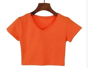 Camiseta corta con gráfico de logotipo personalizado para mujer, camiseta negra para mujer, ropa Oem, Camiseta con cuello en V para mujer, envío DDP - Product Image 1