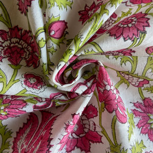 Tela de Algodón Estampada a Mano con Diseño Floral Magenta Blanco, Diseño Botánico Clásico Indo-Europeo - Product Image 1