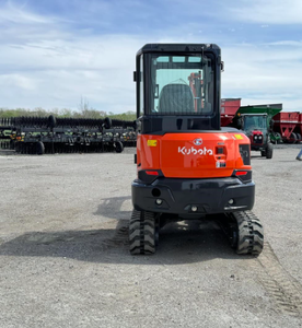 Livraison rapide et gratuite pour l'excavatrice compacte Kubota KX033-4, poids opérationnel de 4,5 tonnes, avec accessoire de pelle. - Product Image 4