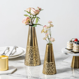 Floreros cónicos de metal en tono latón con patrón martillado, jarrón decorativo moderno para arreglos florales, Juego de 2 piezas - Product Image 2