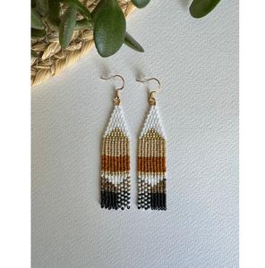 Pendientes minimalistas con cuentas de semillas de cristal para un aspecto moderno - Product Image 4