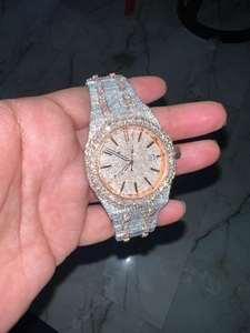 Lunette diamantée ronde de 3 carats avec cadran en or et diamants en chiffres romains dans le bracelet du jubilé | Diamant bicolore - Product Image 2