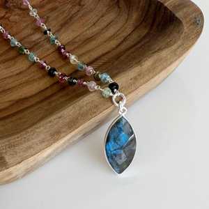 Collier en tourmaline pastèlle et labradorite, perles marquise, design moderne et audacieux, en argent sterling 925 fusionné - Product Image 1