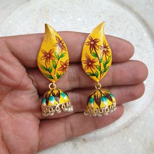 Pendientes Jhumki pintados a mano con flores amarillas, joyería de aleación para fiesta hecha de aleación de zinc - Product Image 4