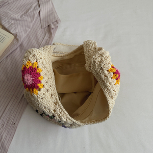 Bolso tote de ganchillo floral, hecho a mano, tejido, ligero y versátil para el verano, la playa y el día a día. - Product Image 3