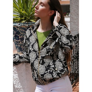 BRENDA Chaqueta Bomber negra acolchada Tela de satén Estilo universitario Cierre de doble botonadura Piel de oveja de cordero Logotipo personalizado Temporada de otoño - Product Image 2