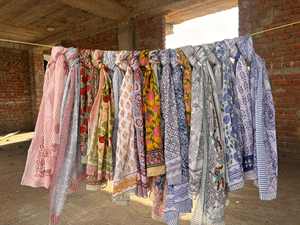 Estampado floral Diseño Bloque indio Impreso Algodón Gasa Telas Ropa de playa Largos Sarongs Pareos Ropa de playa Cara, Cubierta de cabello Ups - Product Image 2