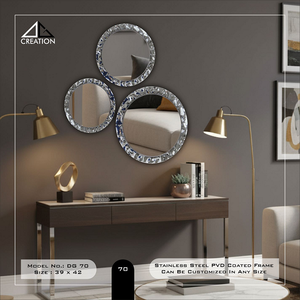 Rehaussez votre espace avec ce miroir élégant à cadre en acier inoxydable PVD, doté d'une conception unique en forme de marteau. - Product Image 6