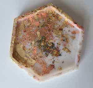 Nuevo diseño de lujo Bandeja para servir alimentos Bandeja de madera con diseño floral Bandeja para servir con mango de metal para equipos de hotel y restaurante - Product Image 4