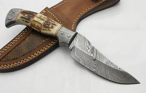 Cuchillo de caza profesional de acero de Damasco hecho a mano personalizado de alta calidad con cuchillo de mango de cuerno con Funda de cuero puro. - Product Image 2