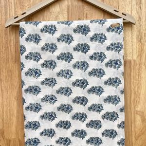 Tela pesada de algodón puro de diseño indio tradicional diseño clásico de calidad de exportación para hacer vestidos al por mayor - Product Image 1