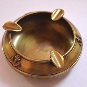 Cendrier nautique en bois en métal de finition antique avec des détails de corde adaptés aux cadeaux aux marins et aux collectionneurs de décor maritime - Product Image 3