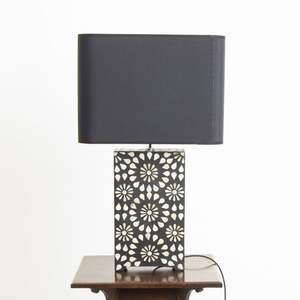 โคมไฟตั้งโต๊ะฝังลายดอกไม้มีสไตล์โคมไฟโลหะเคลือบเงาธรรมชาติอุปกรณ์ให้แสงสว่างในบ้านสำหรับร้านค้าไฟฟ้า - Product Image 1