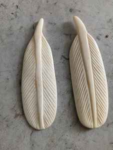 Pendentifs en plumes d'os sculptés à la main, fabrication personnalisée, charme naturel pour la fabrication de bijoux, perles blanches de 12 mm, lot en vrac - Product Image 2